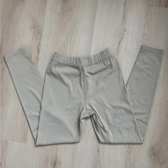 ALO Yoga Ribbed Blissful 7/8 Leggings in California Sand - Picture 6 of 6